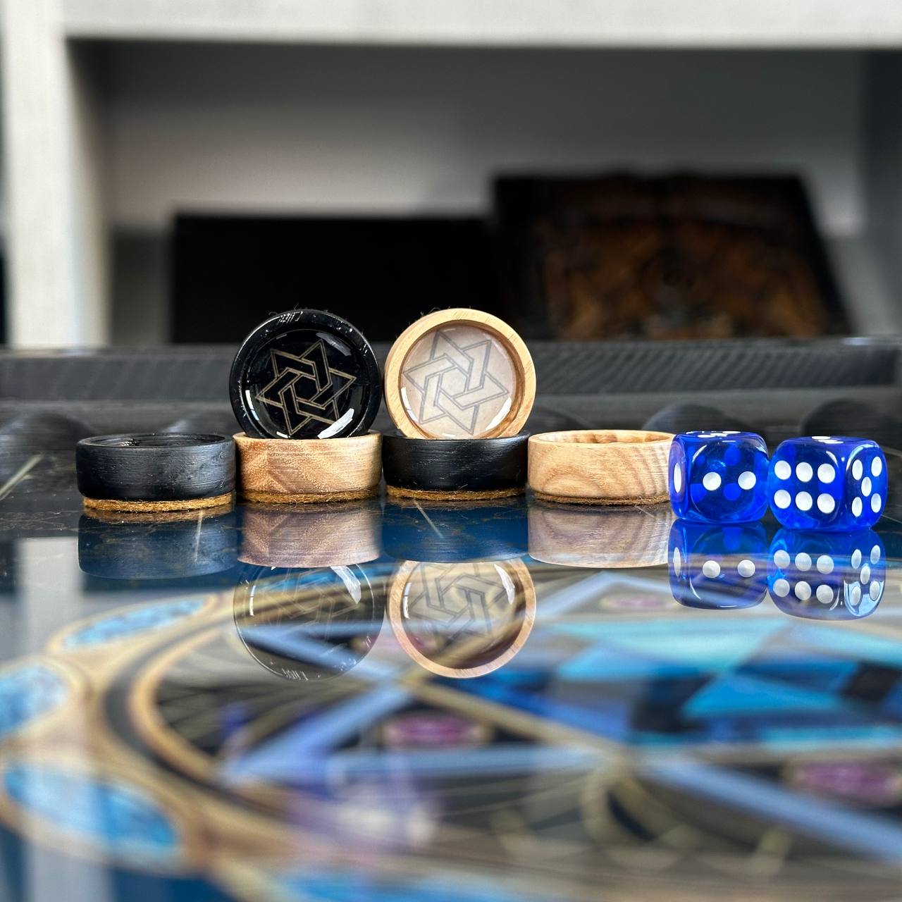 Backgammon-Set aus Glas und Holz mit Davidstern, individuell anpassbar und als Geschenk geeignet