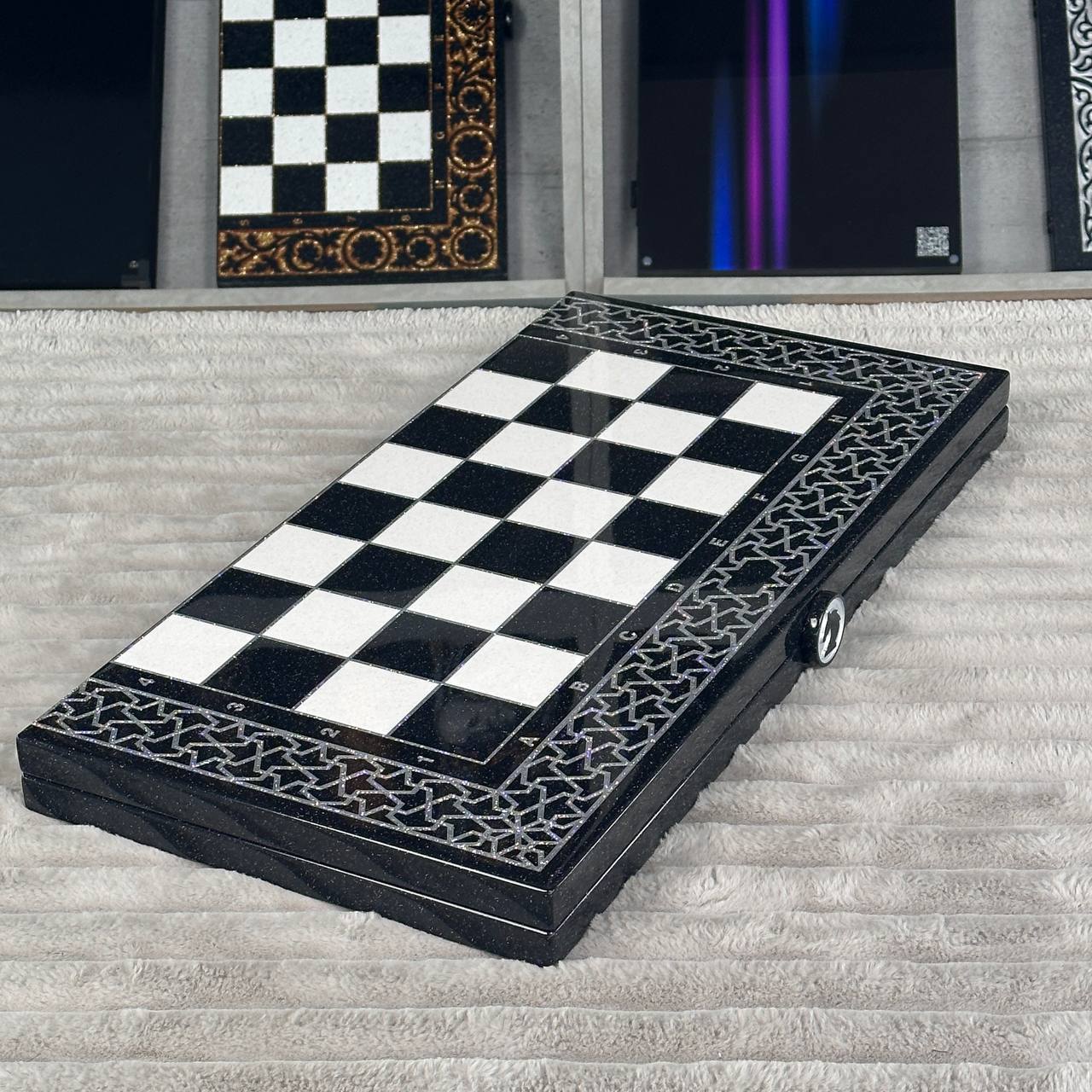 Jeu d'échecs et de backgammon en pierre acrylique noire de luxe « Lion » – Exclusif, original, personnalisable