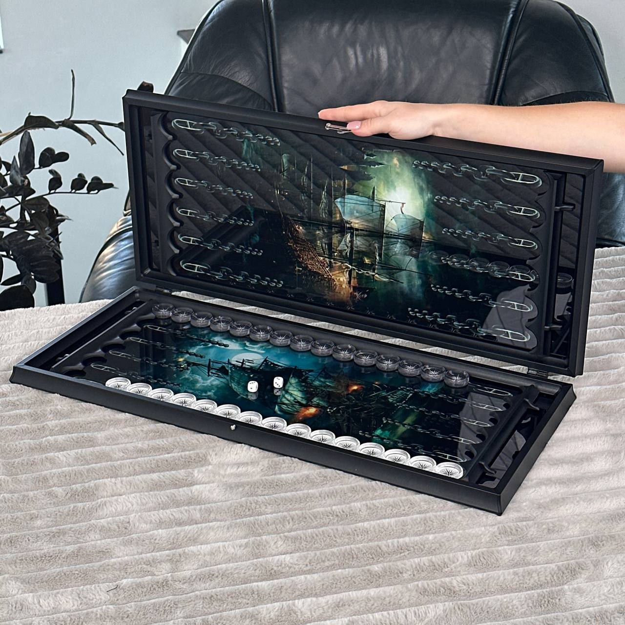 Handgefertigtes luxuriöses Backgammon-Set aus Glas, 61 x 27 cm. Individuell gestaltet, als Geschenk geeignet
