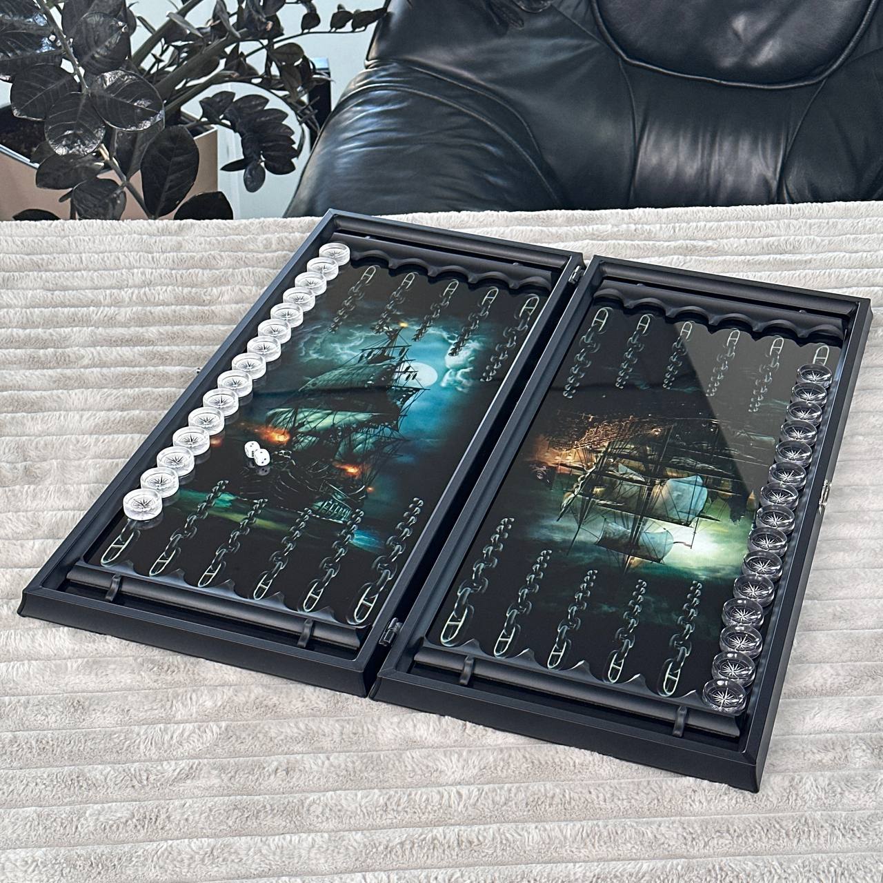 Handgefertigtes luxuriöses Backgammon-Set aus Glas, 61 x 27 cm. Individuell gestaltet, als Geschenk geeignet
