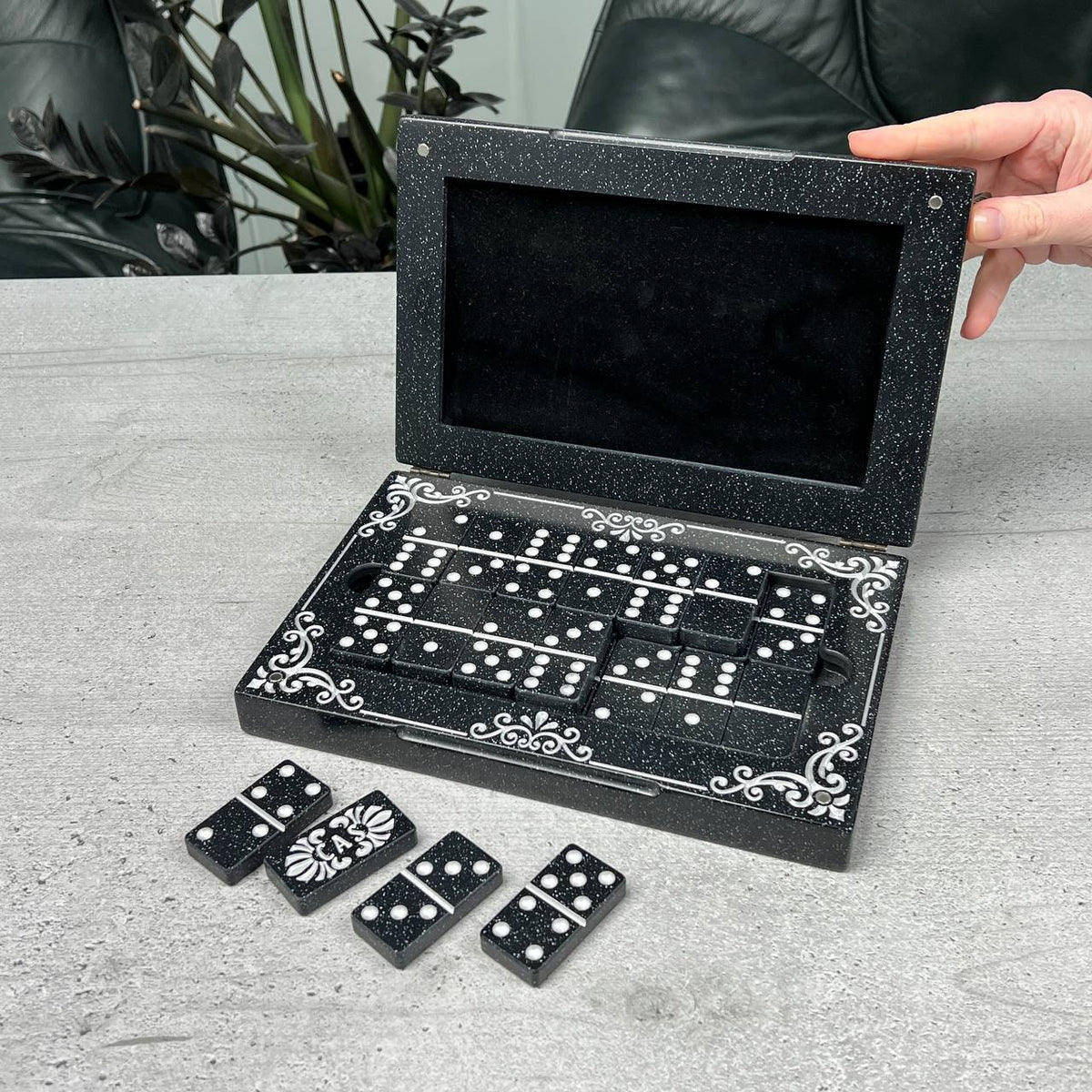 Domino-Set aus Stein, Art. 400030, in einer Aufbewahrungsbox aus Stein. Individuell gestaltet und als Geschenk geeignet.