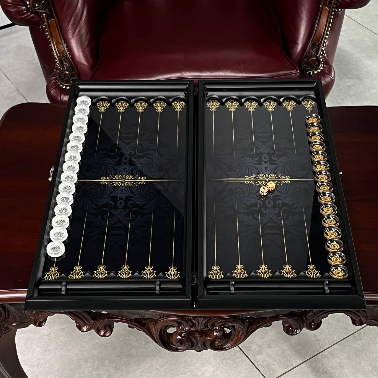 Superbe backgammon en verre « Lion » – 61 × 27 cm, réf. 250058. Personnalisé. Prêt à offrir | Livraison gratuite dans le monde entier.