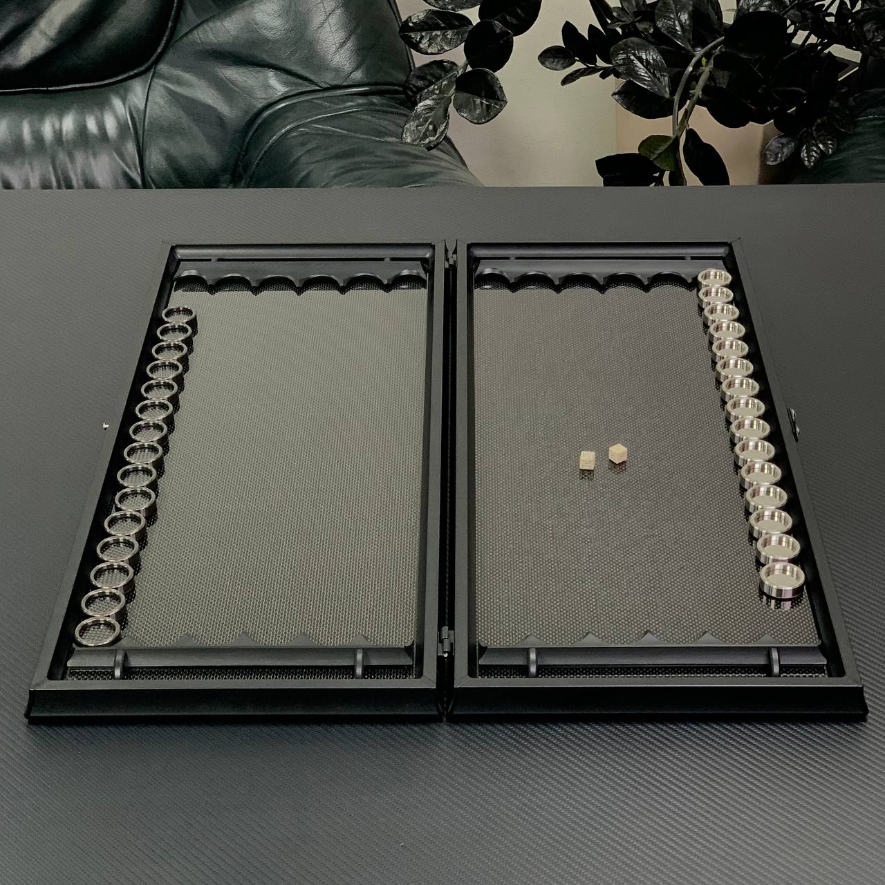 Exklusives Carbon Backgammon Set auf Aluminiumbasis, 61*26,5cm, Geschenkfertig