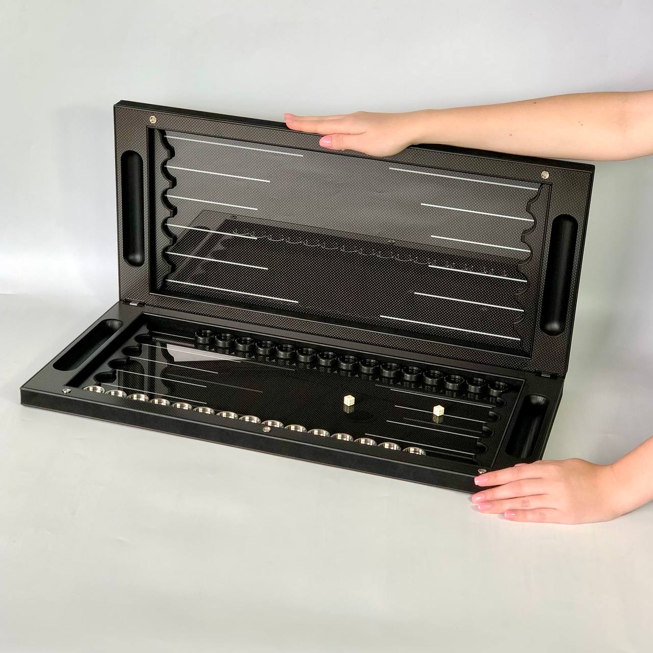 Luxuriöses VIP Carbon Backgammon Set auf Aluminium Carbon Basis, 61*26,5cm, Geschenkfertig