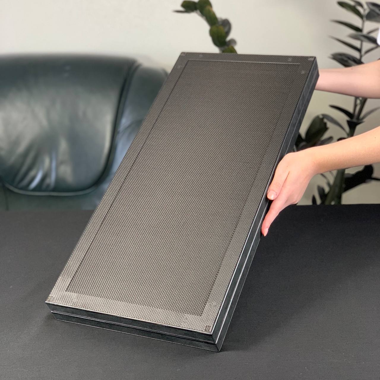 Jeu de backgammon de luxe VIP en carbone avec base en aluminium et carbone, 61 x 26,5 cm, prêt à offrir