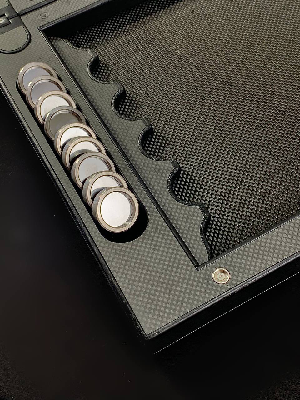 Jeu de backgammon de luxe VIP en carbone avec base en aluminium et carbone, 61 x 26,5 cm, prêt à offrir