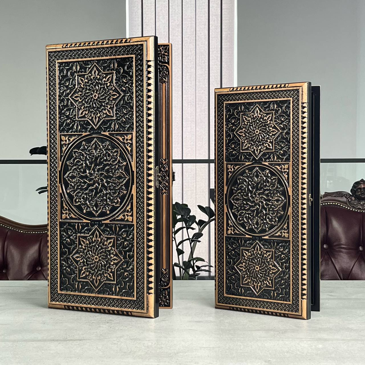 Backgammon-Brett aus Holz – eine exquisite Mischung aus Kunst und Funktion, als Geschenk geeignet