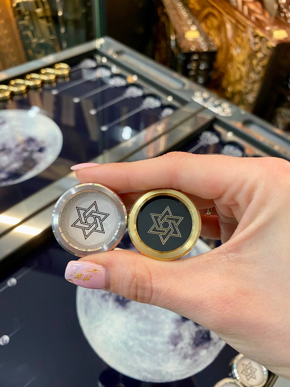 Backgammon de luxe en métal avec verre trempé - Design exclusif, fait à la main, personnalisable