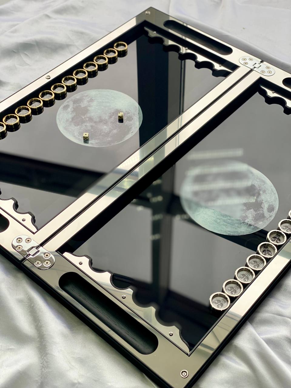 Backgammon de luxe en métal avec verre trempé - Design exclusif, fait à la main, personnalisable
