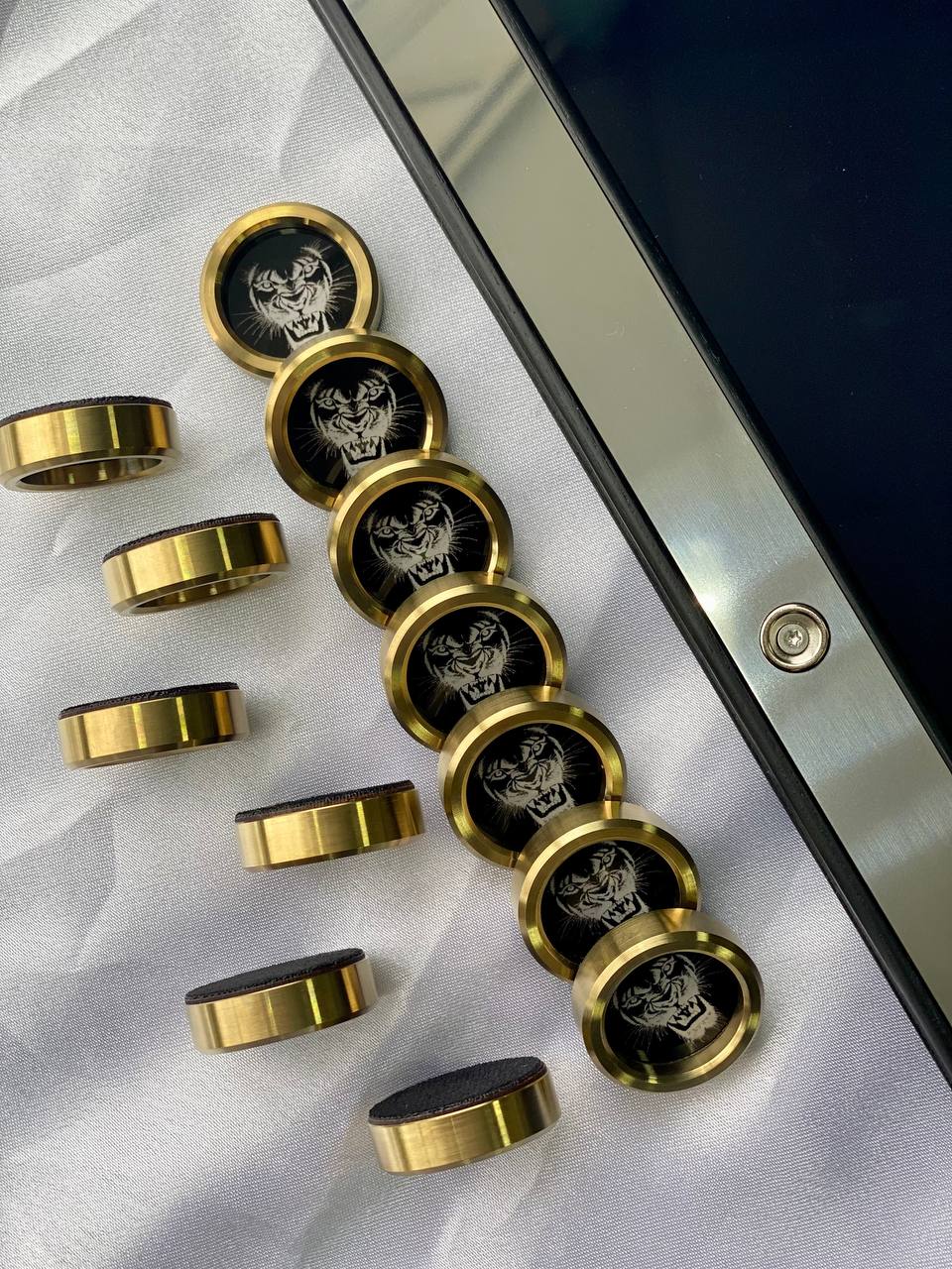 Backgammon de luxe en métal avec verre trempé - Design exclusif, fait à la main, personnalisable