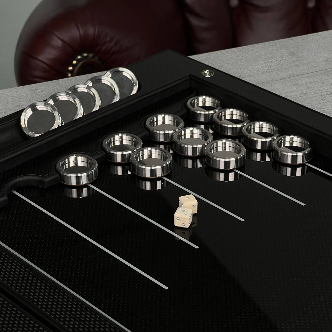 Jeu de backgammon de luxe VIP en carbone avec base en aluminium et carbone, 61 x 26,5 cm, prêt à offrir
