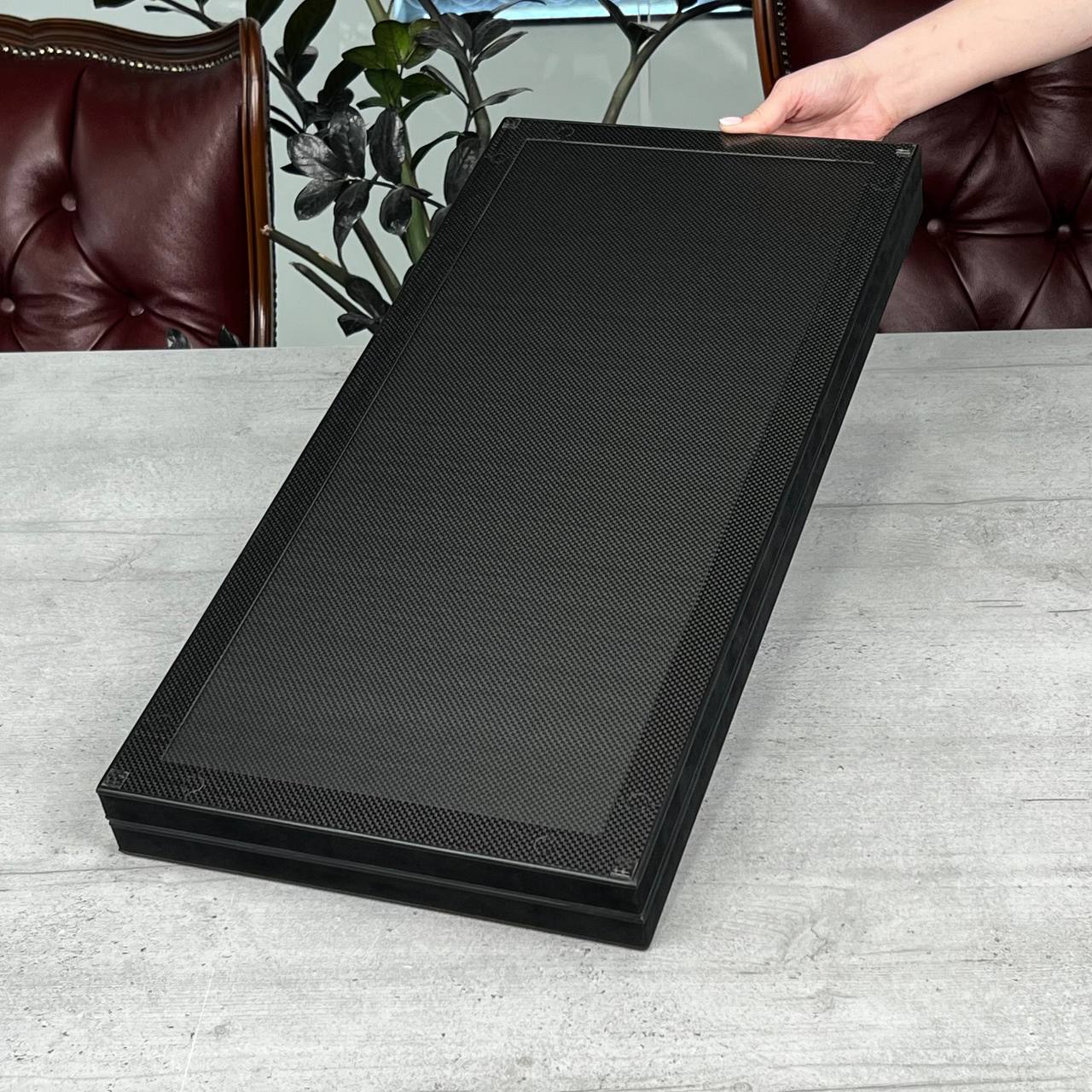 Jeu de backgammon de luxe VIP en carbone avec base en aluminium et carbone, 61 x 26,5 cm, prêt à offrir