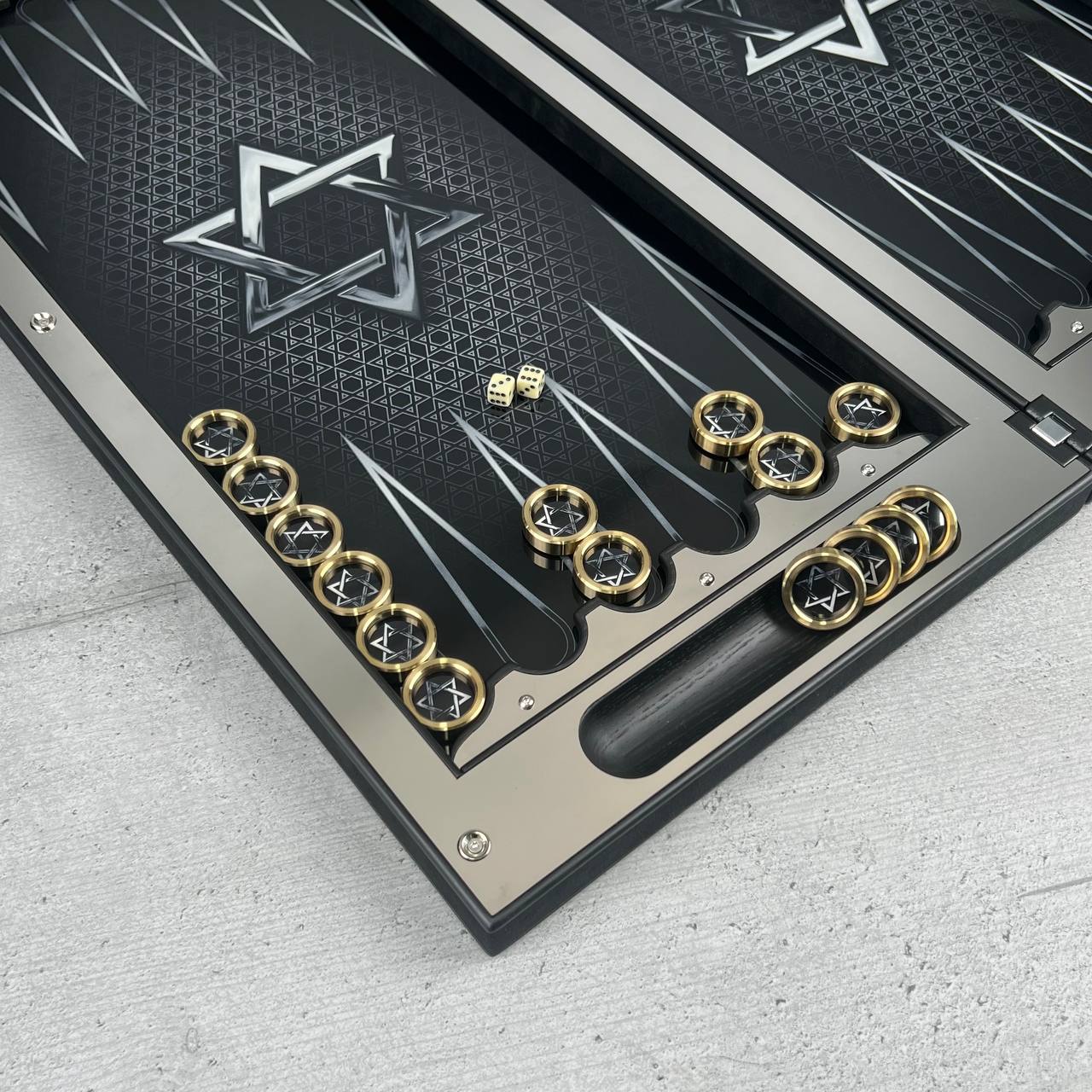 Backgammon de luxe en métal avec verre trempé - Design exclusif, fait à la main, personnalisable