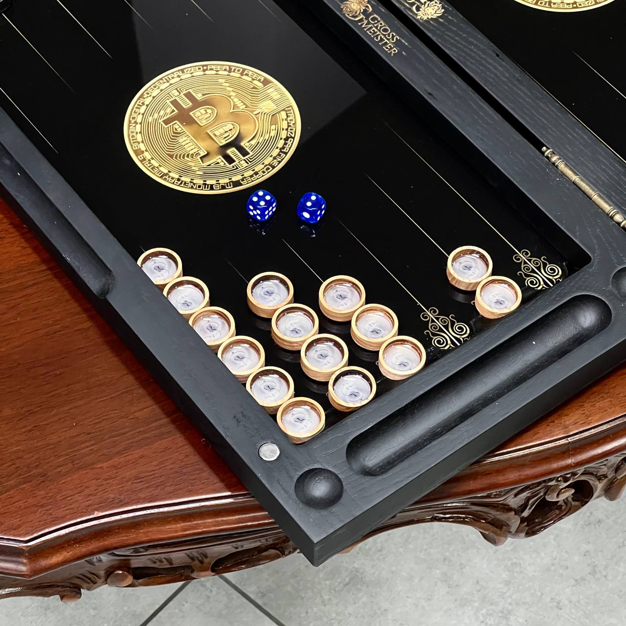 Jeu de backgammon exclusif en verre et bois. Prêt à offrir et personnalisable.