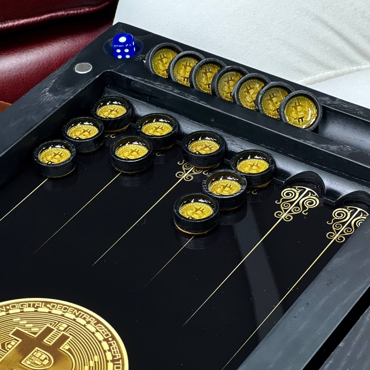 Jeu de backgammon exclusif en verre et bois. Prêt à offrir et personnalisable.