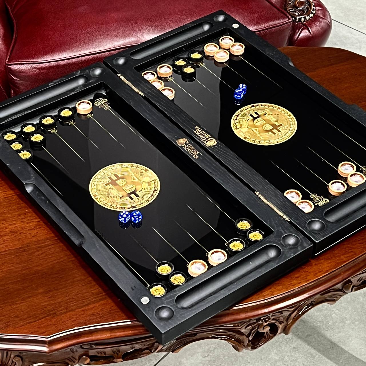 Jeu de backgammon exclusif en verre et bois. Prêt à offrir et personnalisable.