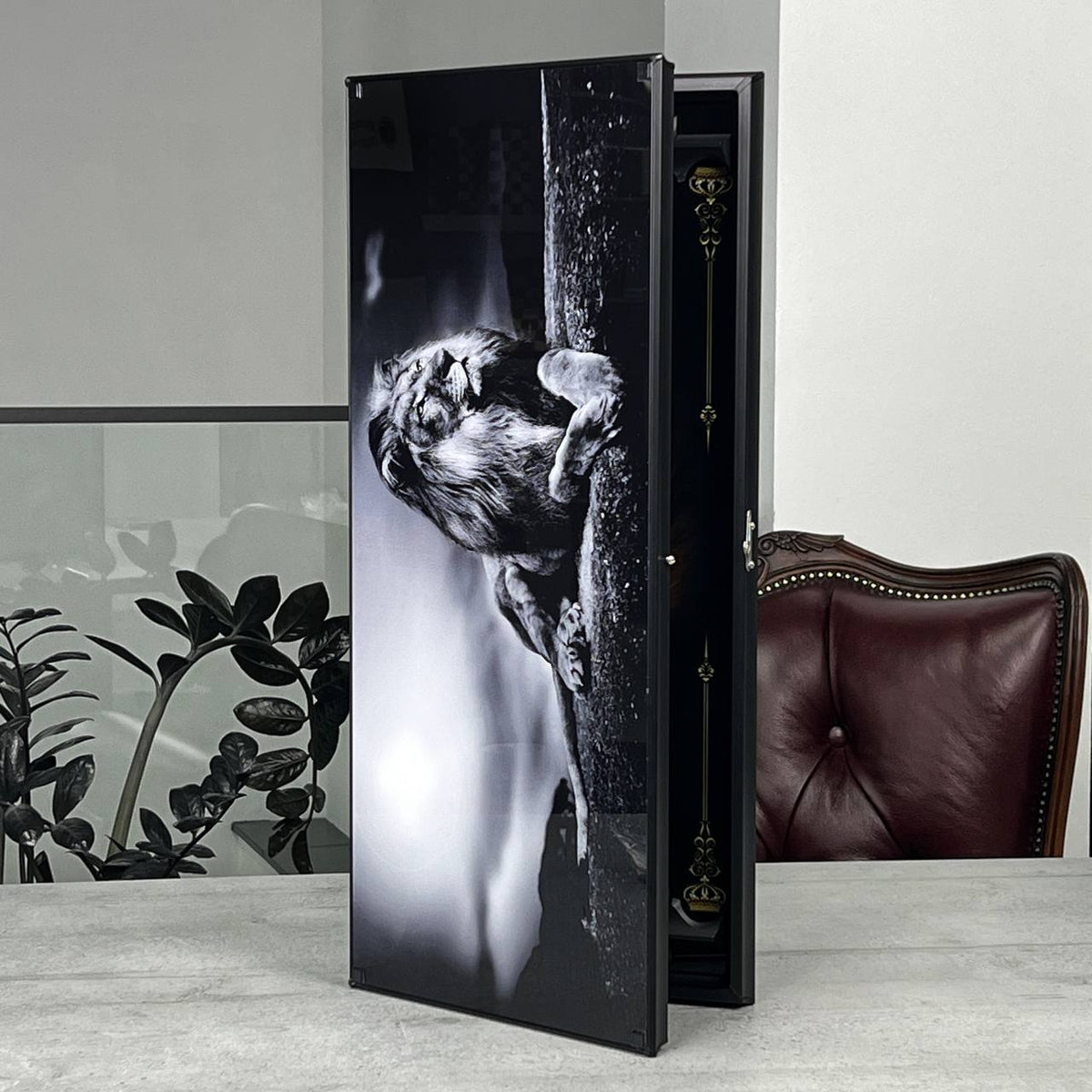 Backgammon-Set aus Glas, LÖWE Schwarz-Weiß 61 x 27 x 5 cm, personalisiertes und exklusives Design. Als Geschenk geeignet.