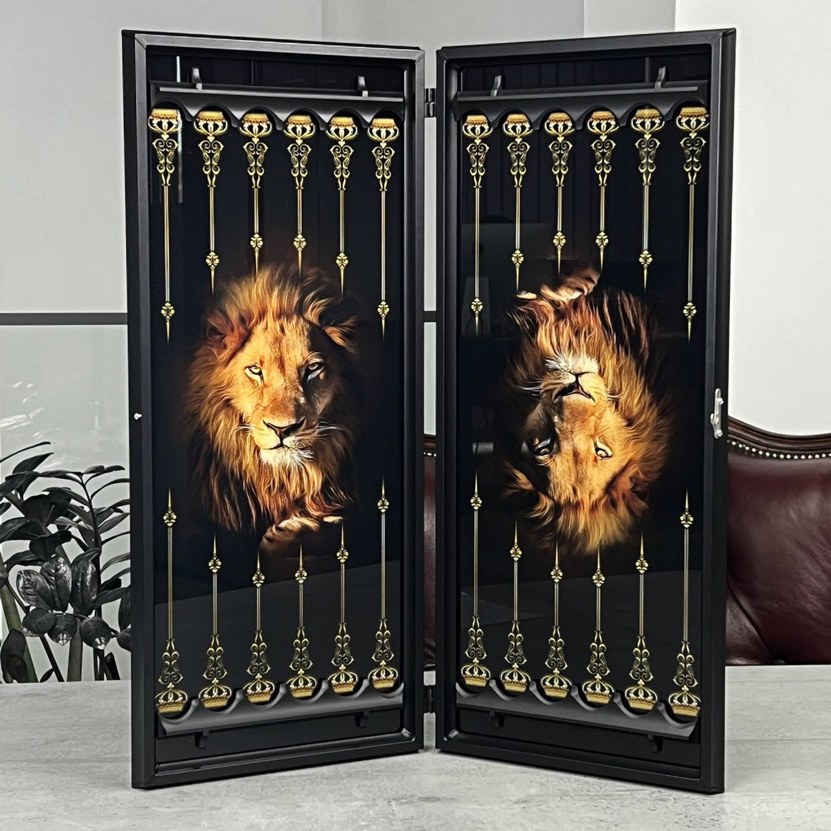 Backgammon-Set aus Glas, LÖWE Schwarz-Weiß 61 x 27 x 5 cm, personalisiertes und exklusives Design. Als Geschenk geeignet.