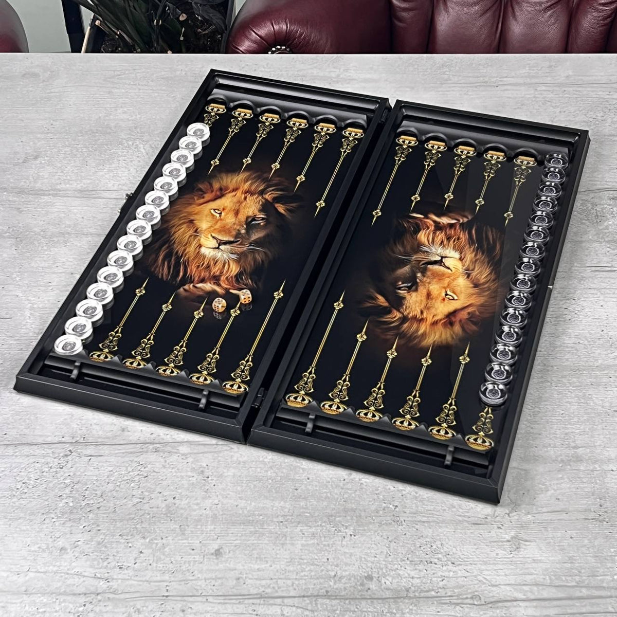 Backgammon-Set aus Glas, LÖWE Schwarz-Weiß 61 x 27 x 5 cm, personalisiertes und exklusives Design. Als Geschenk geeignet.