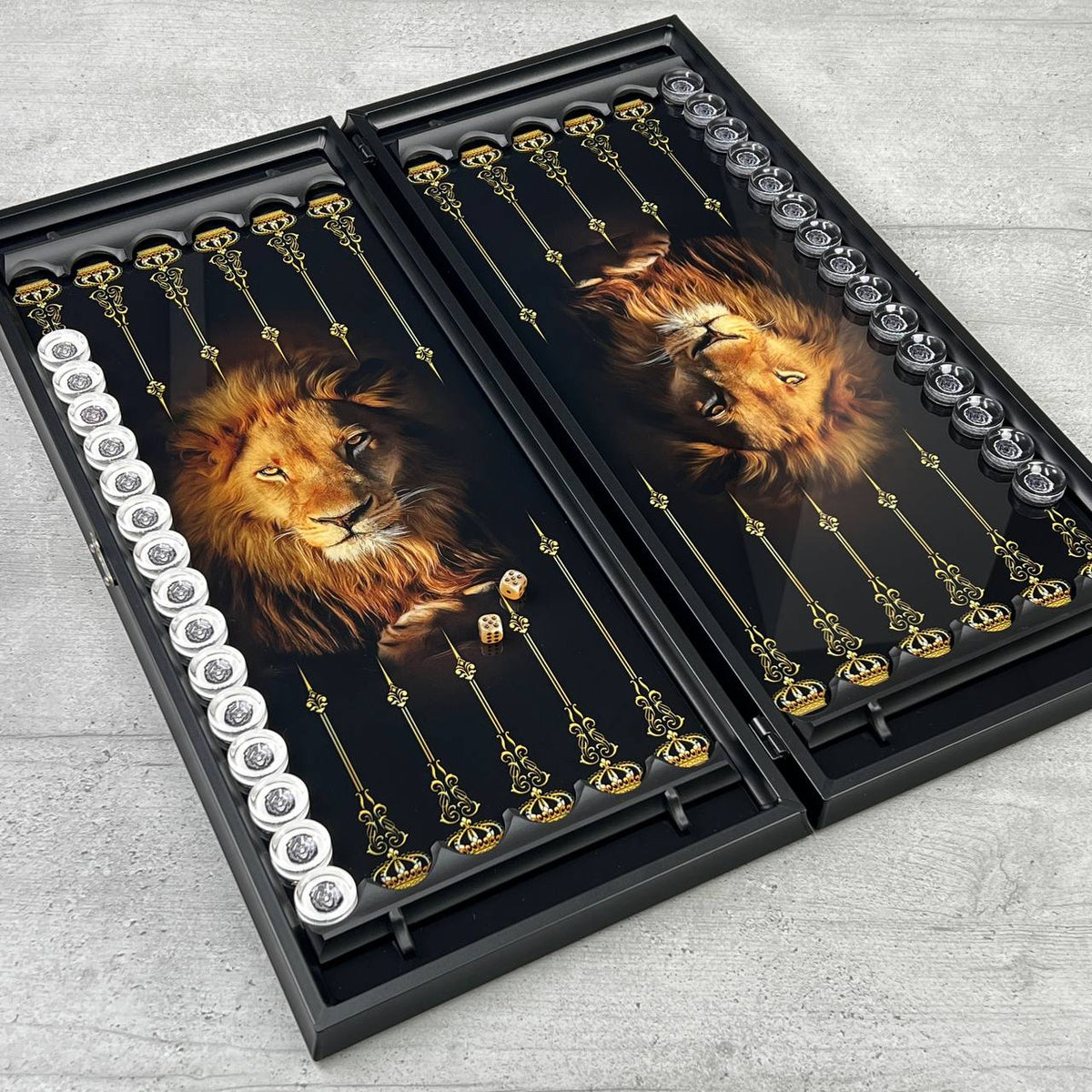 Backgammon-Set aus Glas, LÖWE Schwarz-Weiß 61 x 27 x 5 cm, personalisiertes und exklusives Design. Als Geschenk geeignet.