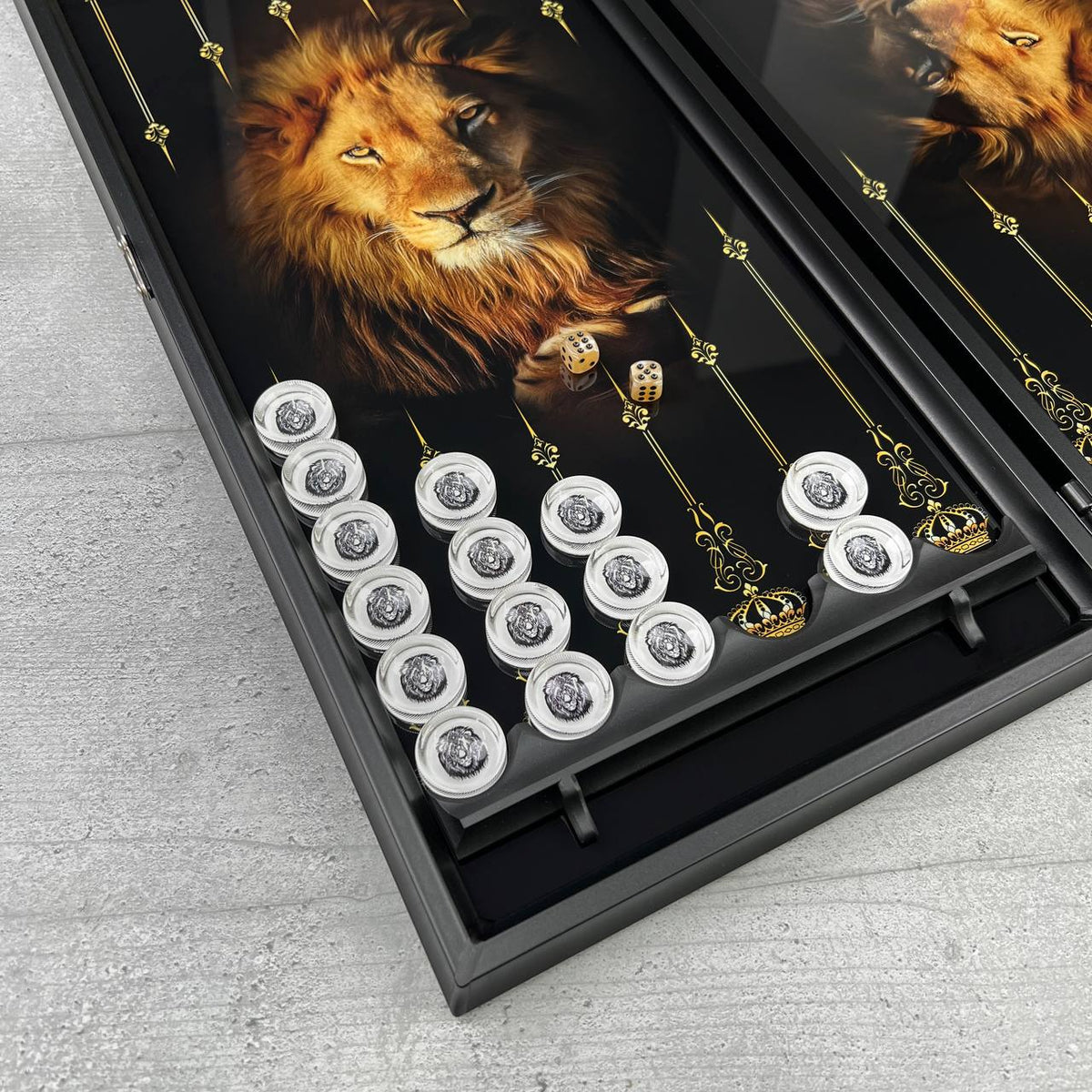 Backgammon-Set aus Glas, LÖWE Schwarz-Weiß 61 x 27 x 5 cm, personalisiertes und exklusives Design. Als Geschenk geeignet.