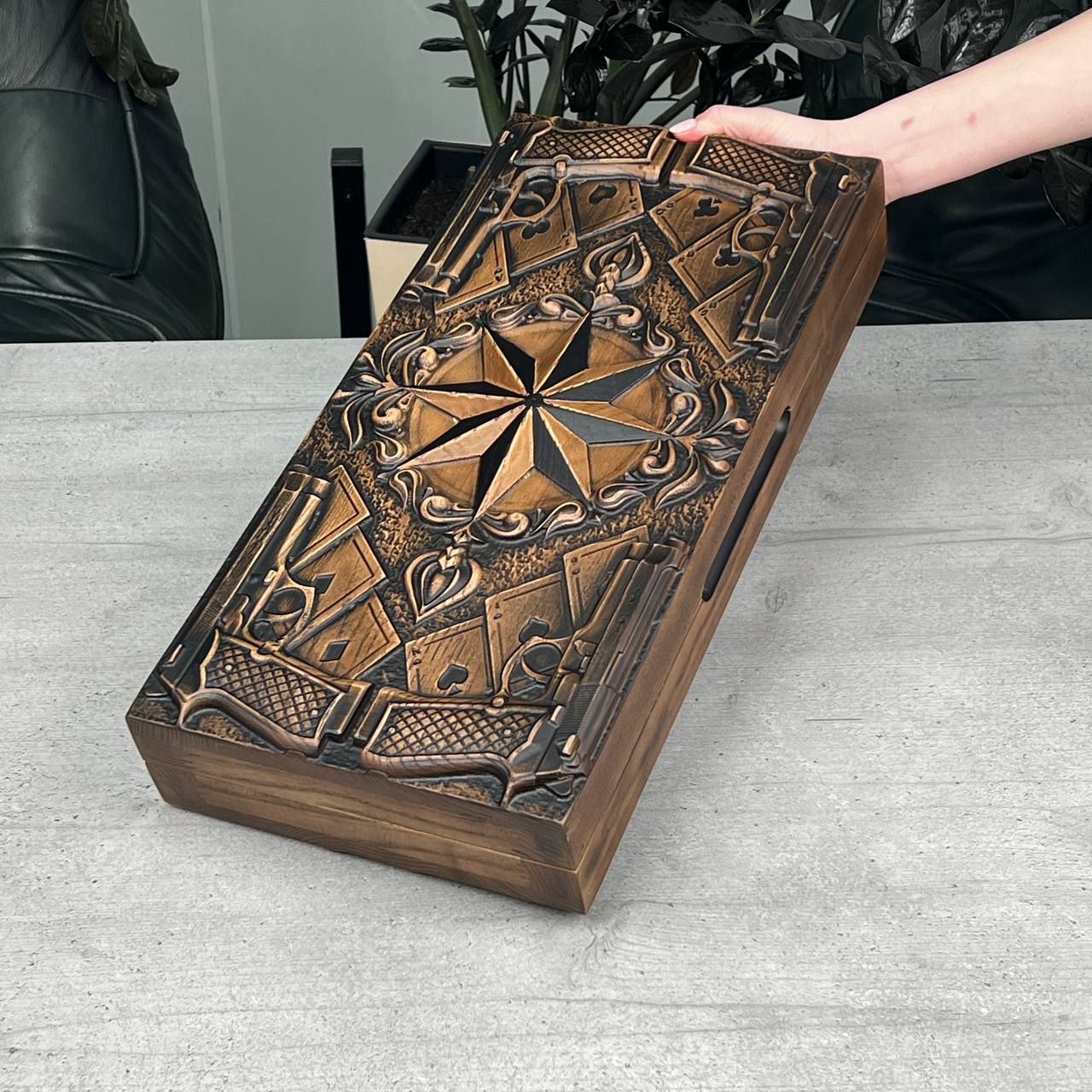 Backgammon en bois artisanal « Lion » avec jetons en résine époxy – Petit, élégant, personnalisable. Prêt à offrir