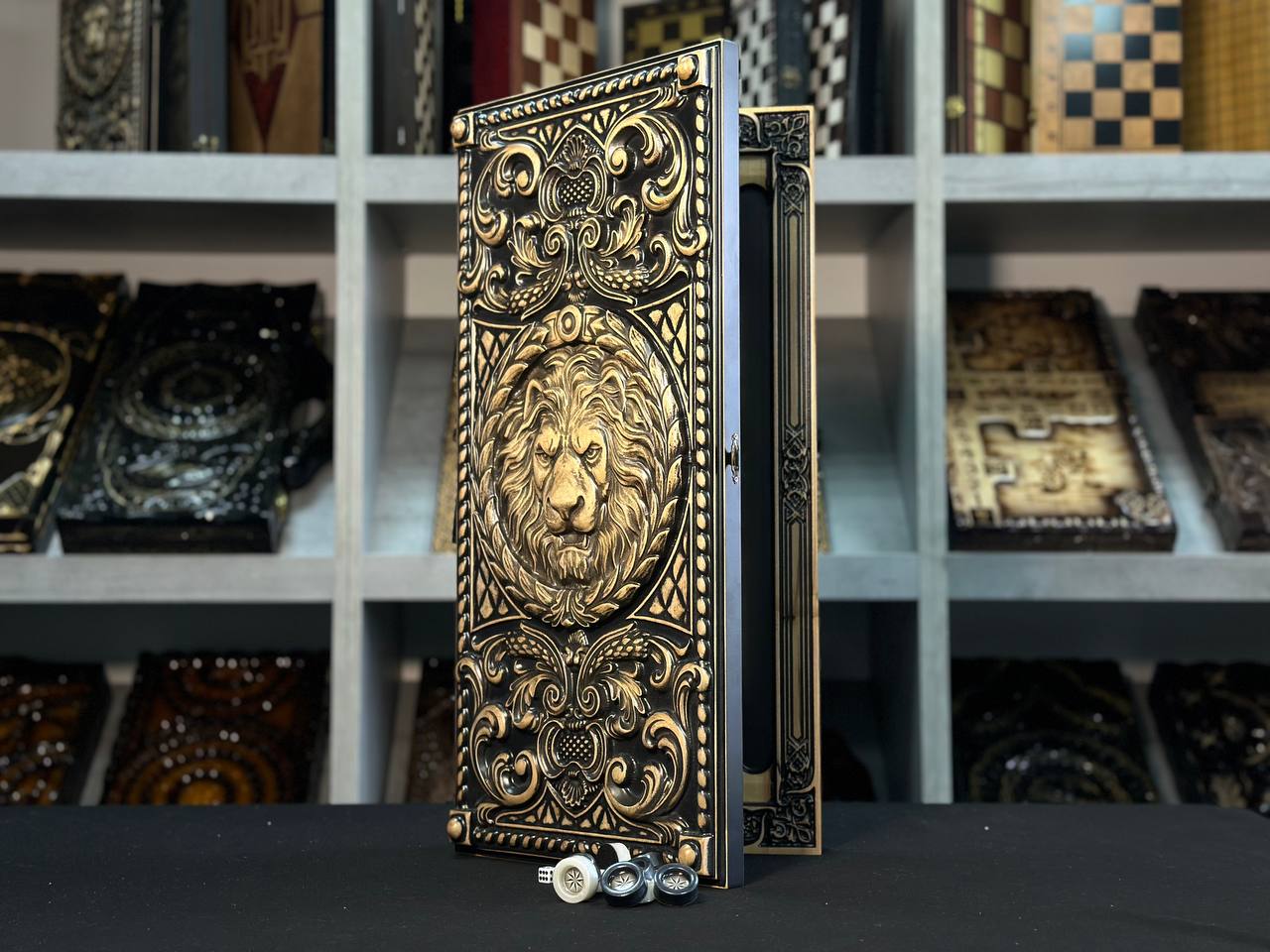 Backgammon en bois « Lion » - 60 x 28 mm, frêne de luxe, motif sculpté, prêt à offrir