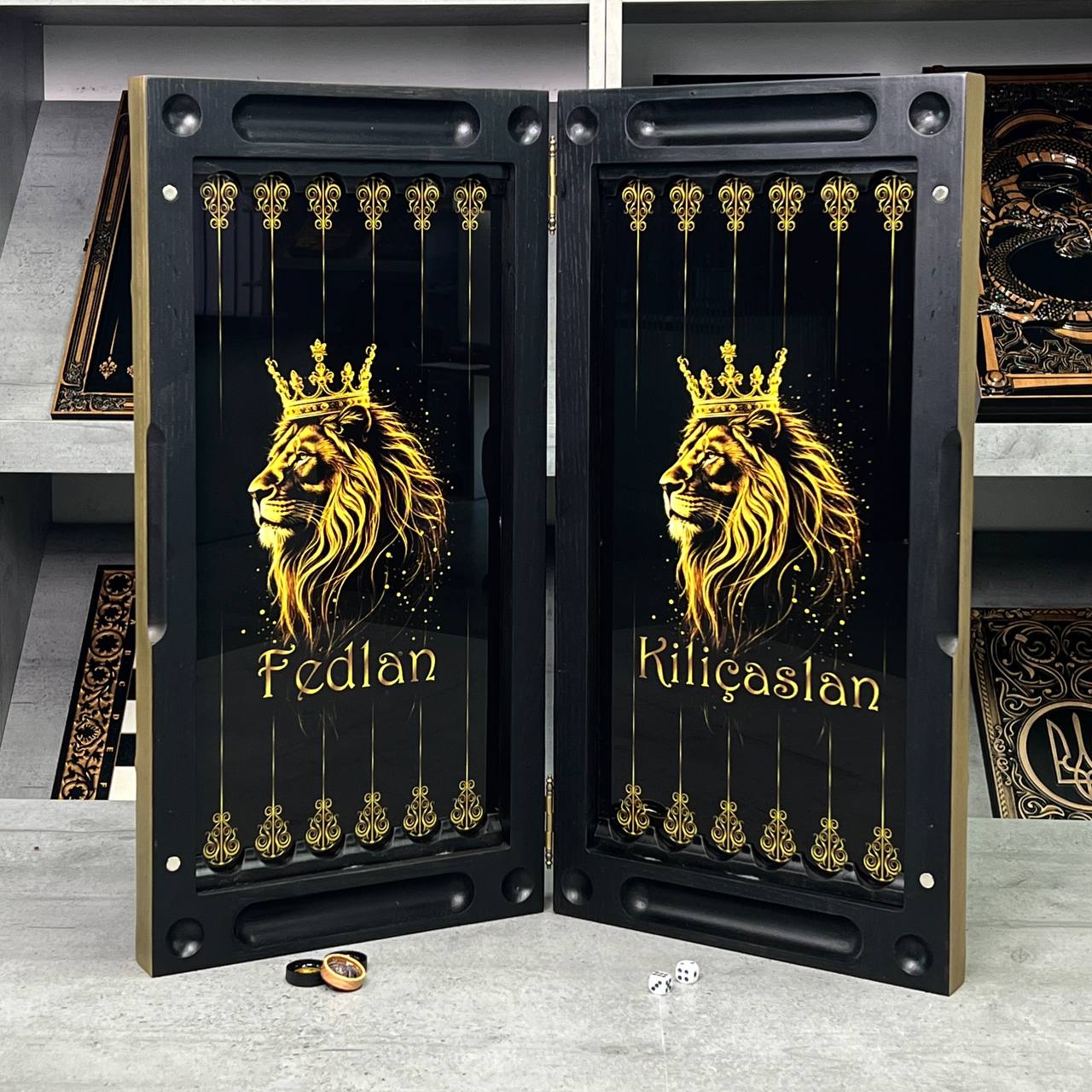 Backgammon en bois artisanal « Lion » avec jetons en résine époxy – Petit, élégant, personnalisable. Prêt à offrir