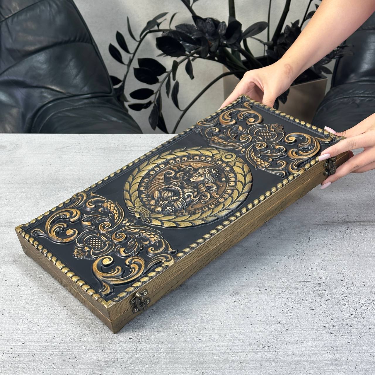 Backgammon en bois exclusif « Vigro Zodiac ». Personnalisable et prêt à offrir
