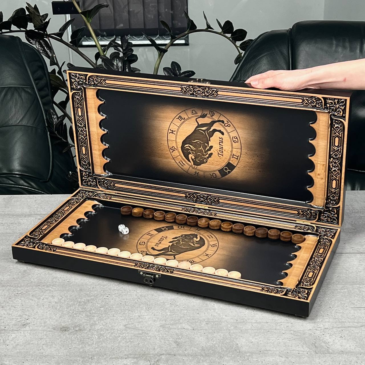 Handgefertigtes Holz-Backgammon „Löwe“ mit Epoxidharz-Chips – Klein, elegant, individuell anpassbar. Geschenkfertig