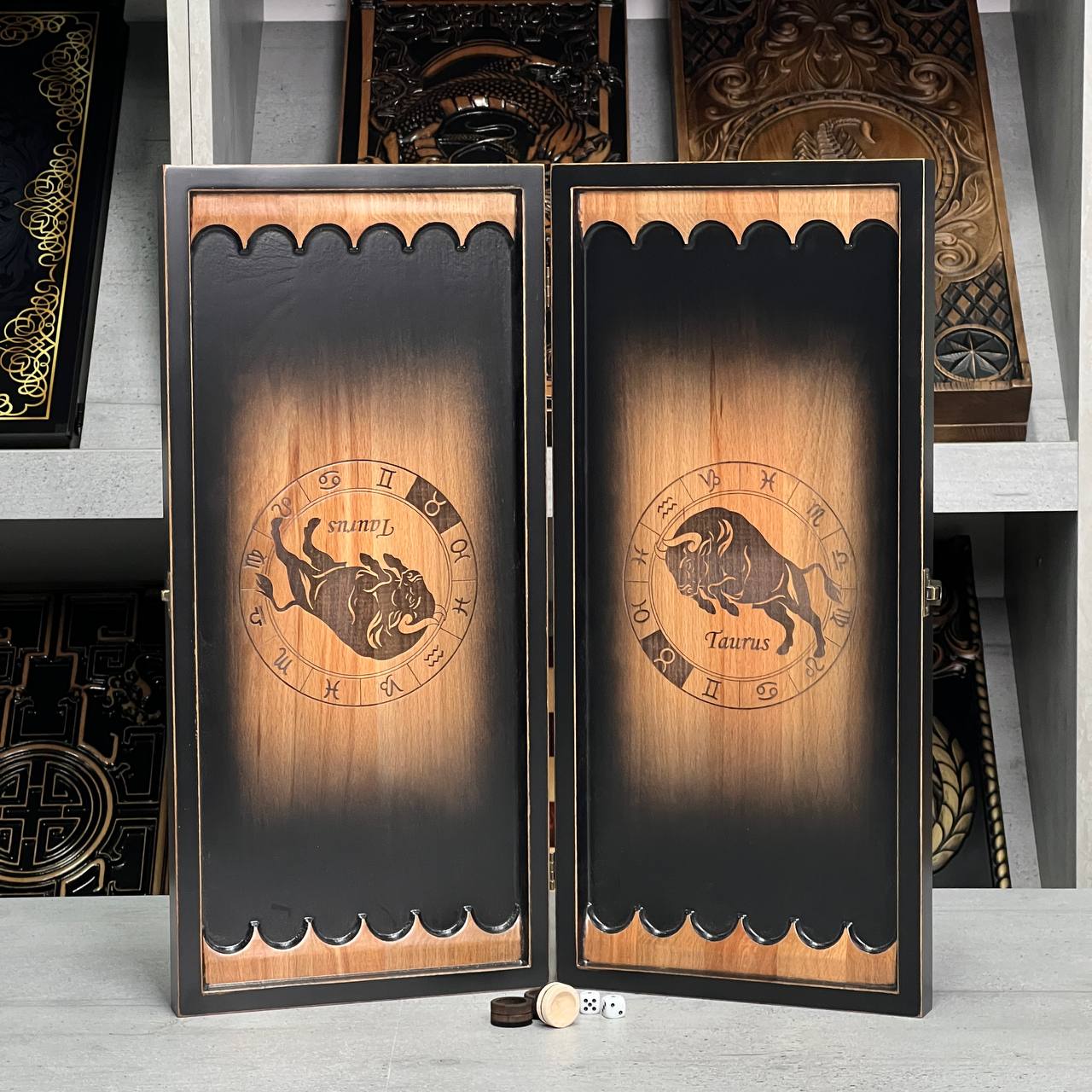 Handgefertigtes Holz-Backgammon „Löwe“ mit Epoxidharz-Chips – Klein, elegant, individuell anpassbar. Geschenkfertig