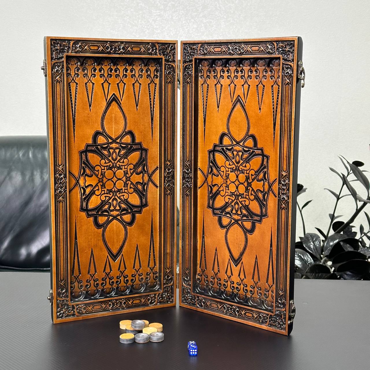 Classic Wooden Backgammon – Elegant Carving & Timeless Design