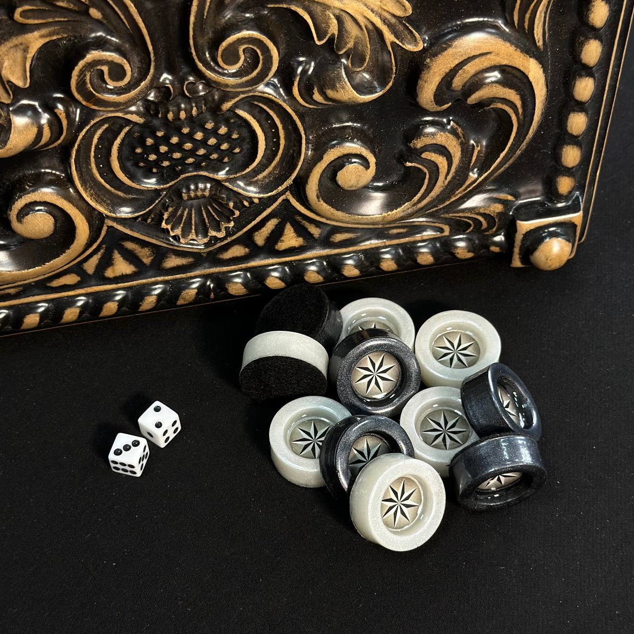 Backgammon en bois « Lion » - 60 x 28 mm, frêne de luxe, motif sculpté, prêt à offrir
