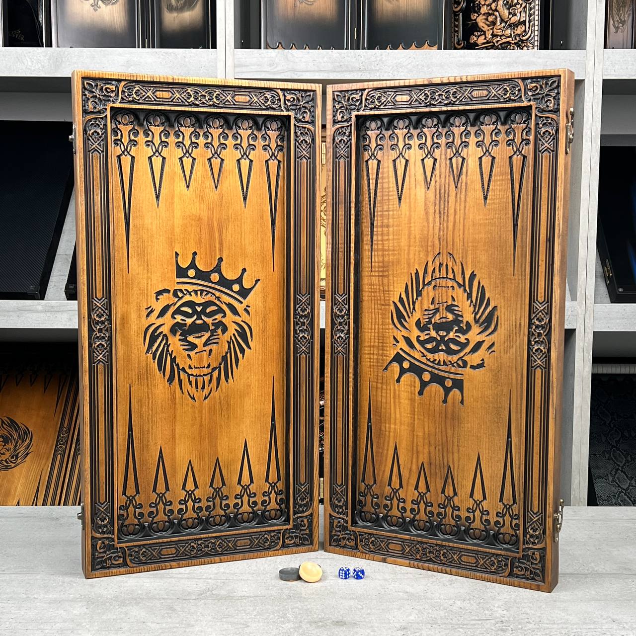 Backgammon aus Holz, geschnitztes Backgammon personalisiert mit Löwe, Backgammon-Set, Geschenk für ihn, personalisiertes Backgammon-Set