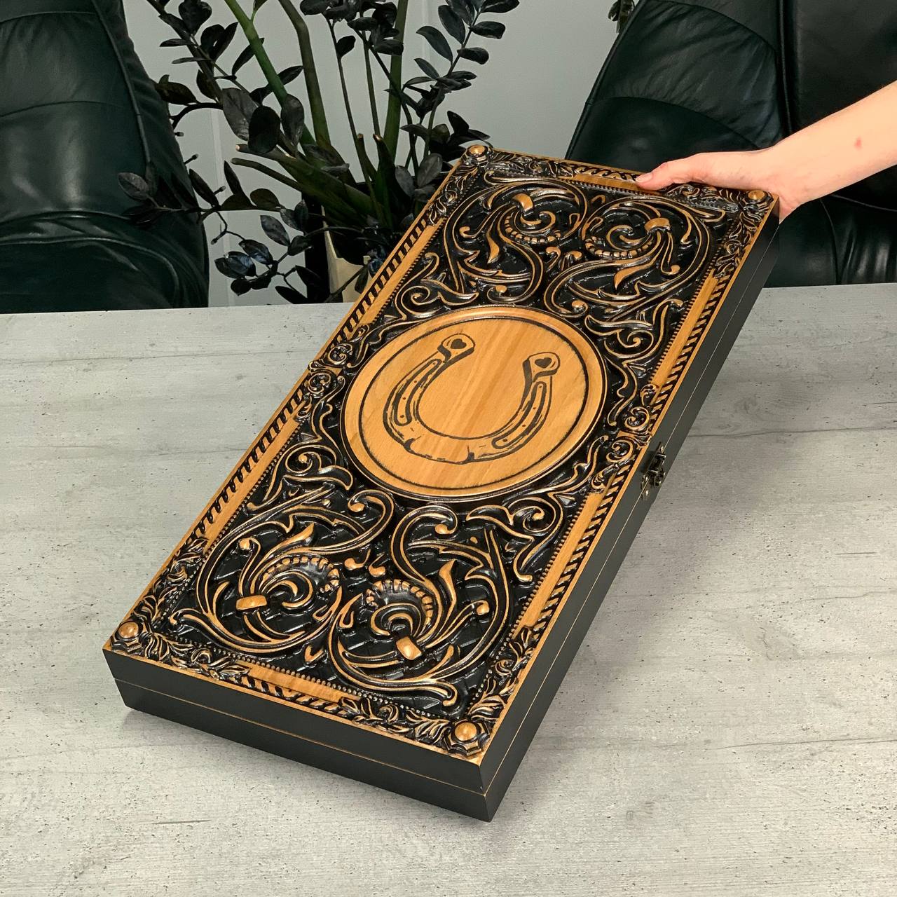 Handgefertigtes Holz-Backgammon „Löwe“ mit Epoxidharz-Chips – Klein, elegant, individuell anpassbar. Geschenkfertig