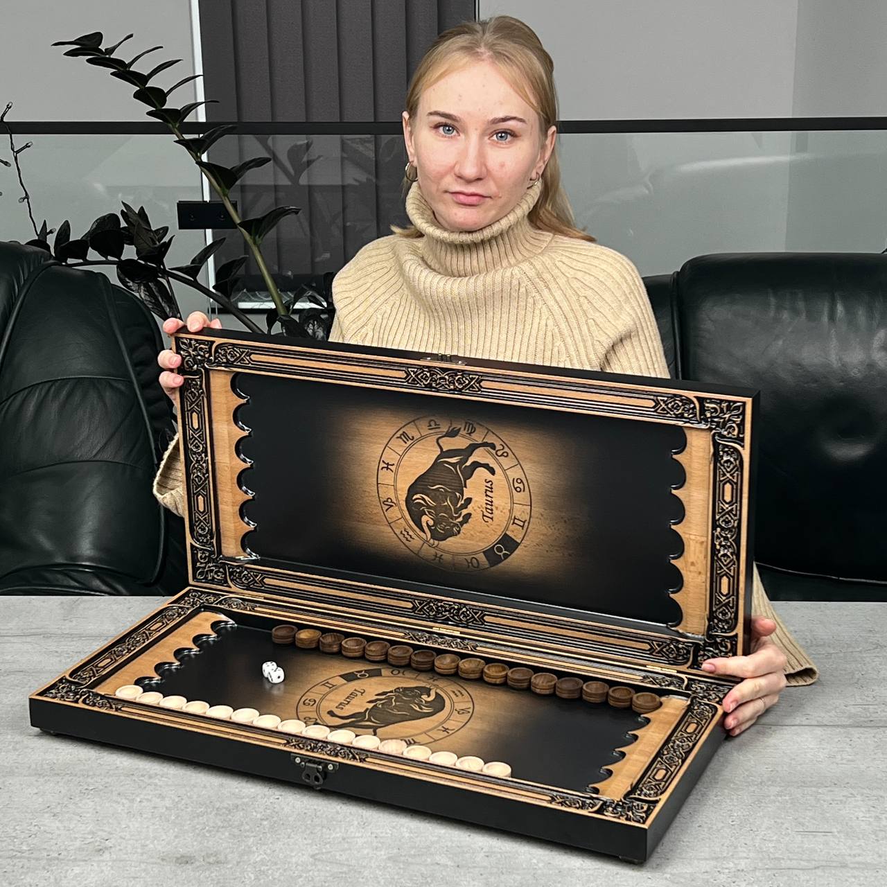 Handgefertigtes Holz-Backgammon „Löwe“ mit Epoxidharz-Chips – Klein, elegant, individuell anpassbar. Geschenkfertig