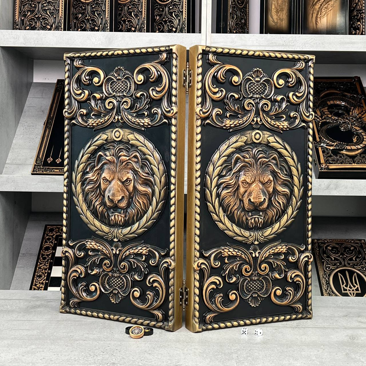 Backgammon en bois artisanal « Lion » avec jetons en résine époxy – Petit, élégant, personnalisable. Prêt à offrir
