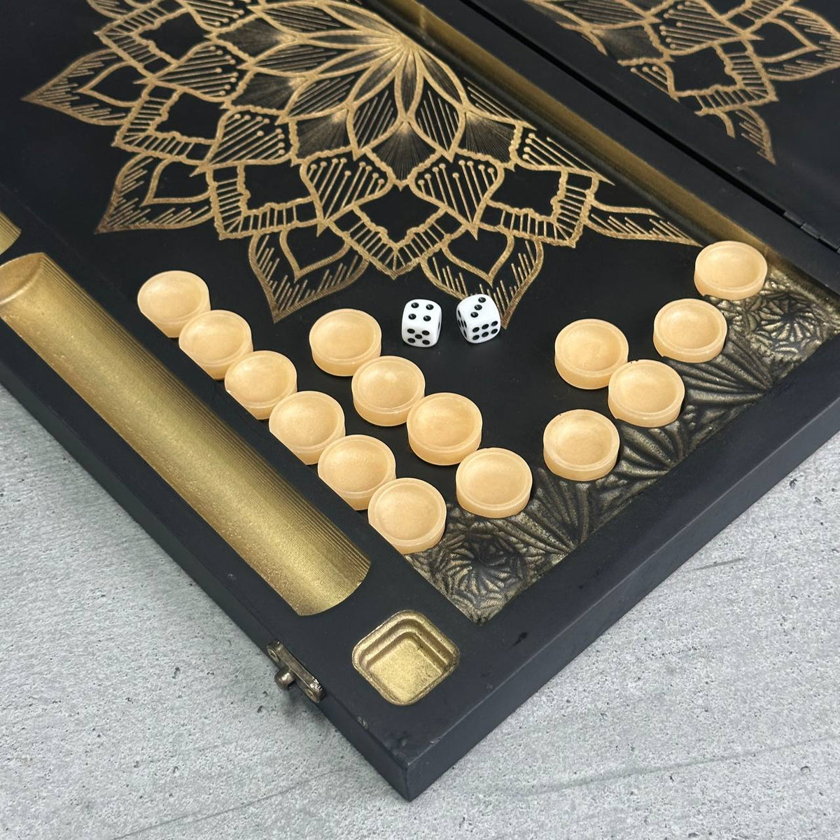 Hölzernes Backgammon-Brettspielset „Dollar“, 46×23×3cm, geschenkfertig und individuell anpassbar.