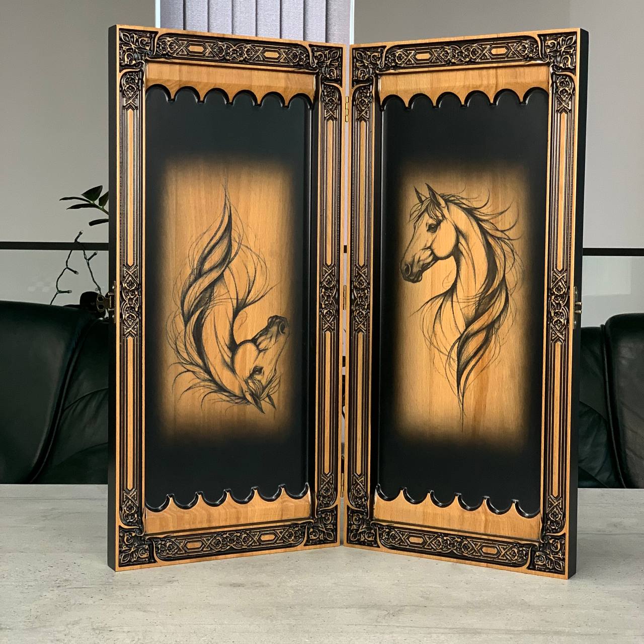Handgefertigtes Holz-Backgammon „Löwe“ mit Epoxidharz-Chips – Klein, elegant, individuell anpassbar. Geschenkfertig