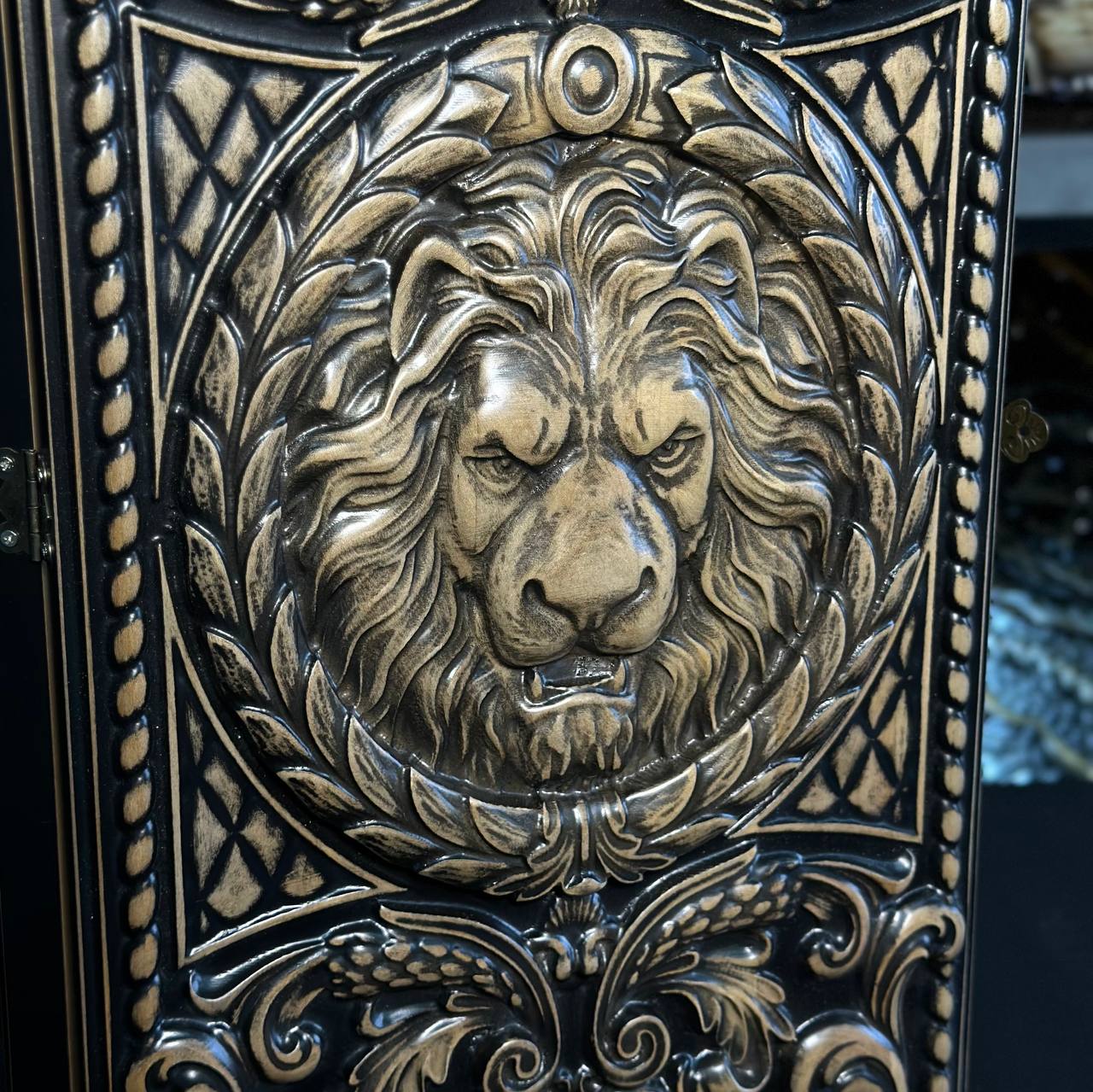 Backgammon en bois « Lion » - 60 x 28 mm, frêne de luxe, motif sculpté, prêt à offrir