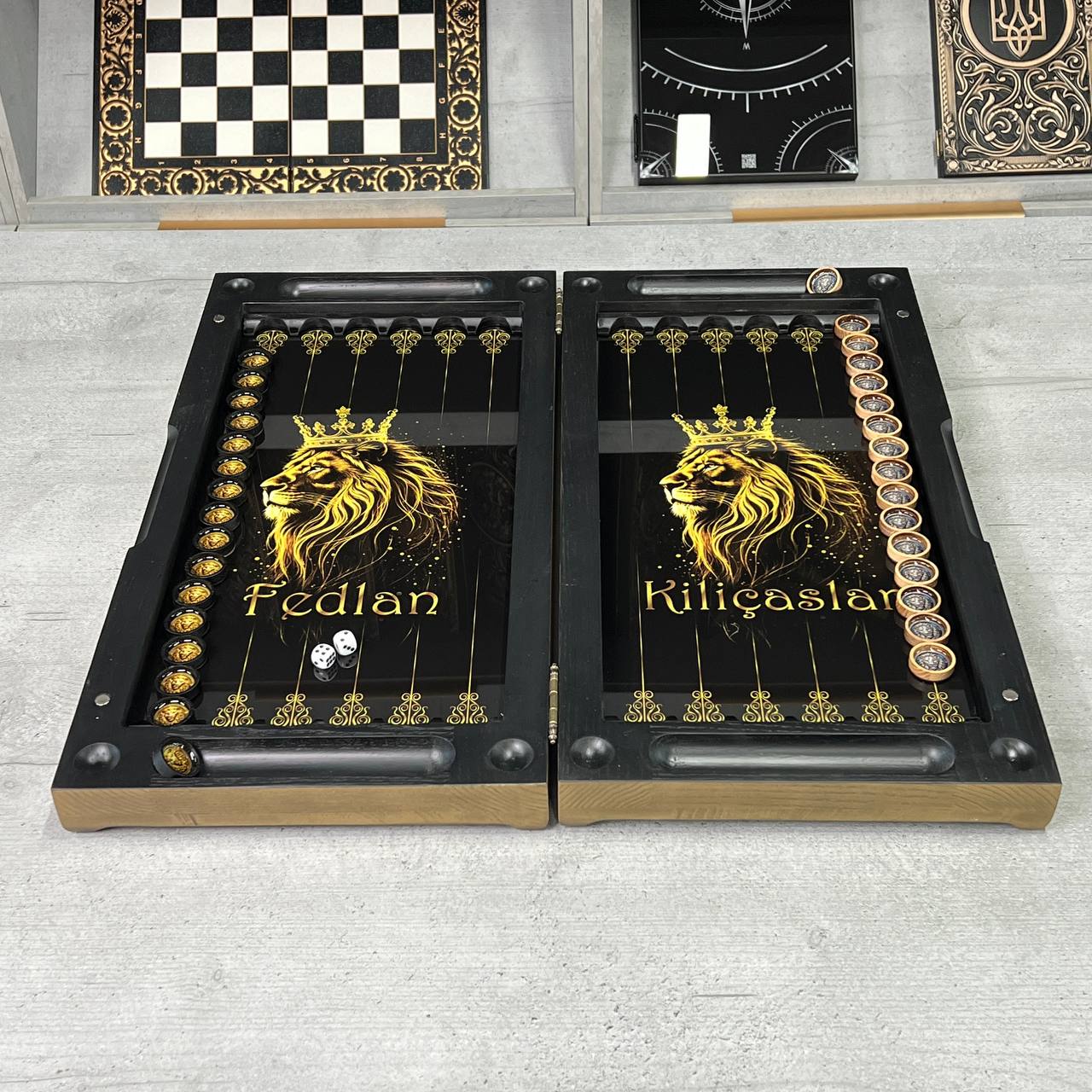 Backgammon en bois artisanal « Lion » avec jetons en résine époxy – Petit, élégant, personnalisable. Prêt à offrir