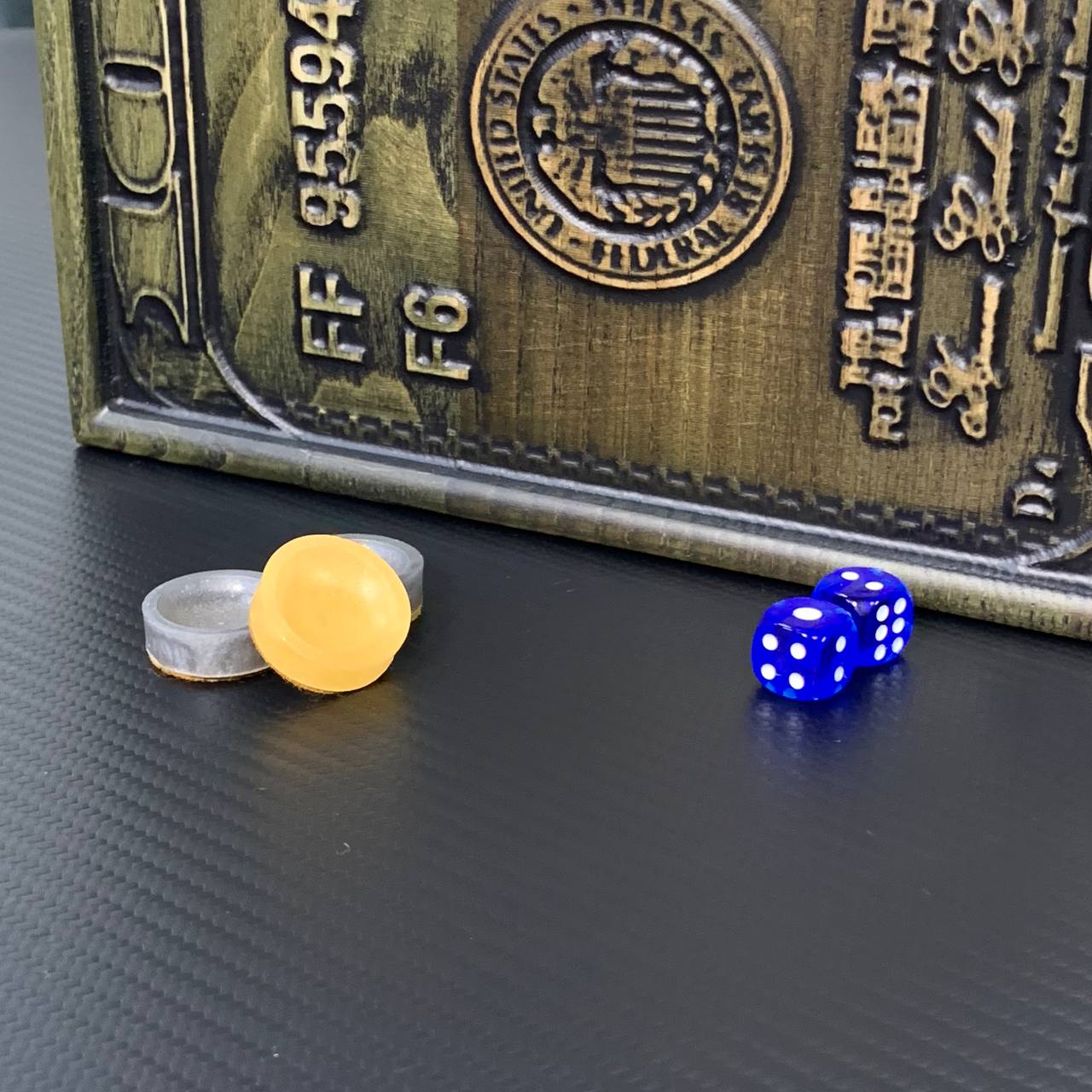 Hölzernes Backgammon-Brettspielset „Dollar“, 46×23×3cm, geschenkfertig und individuell anpassbar.