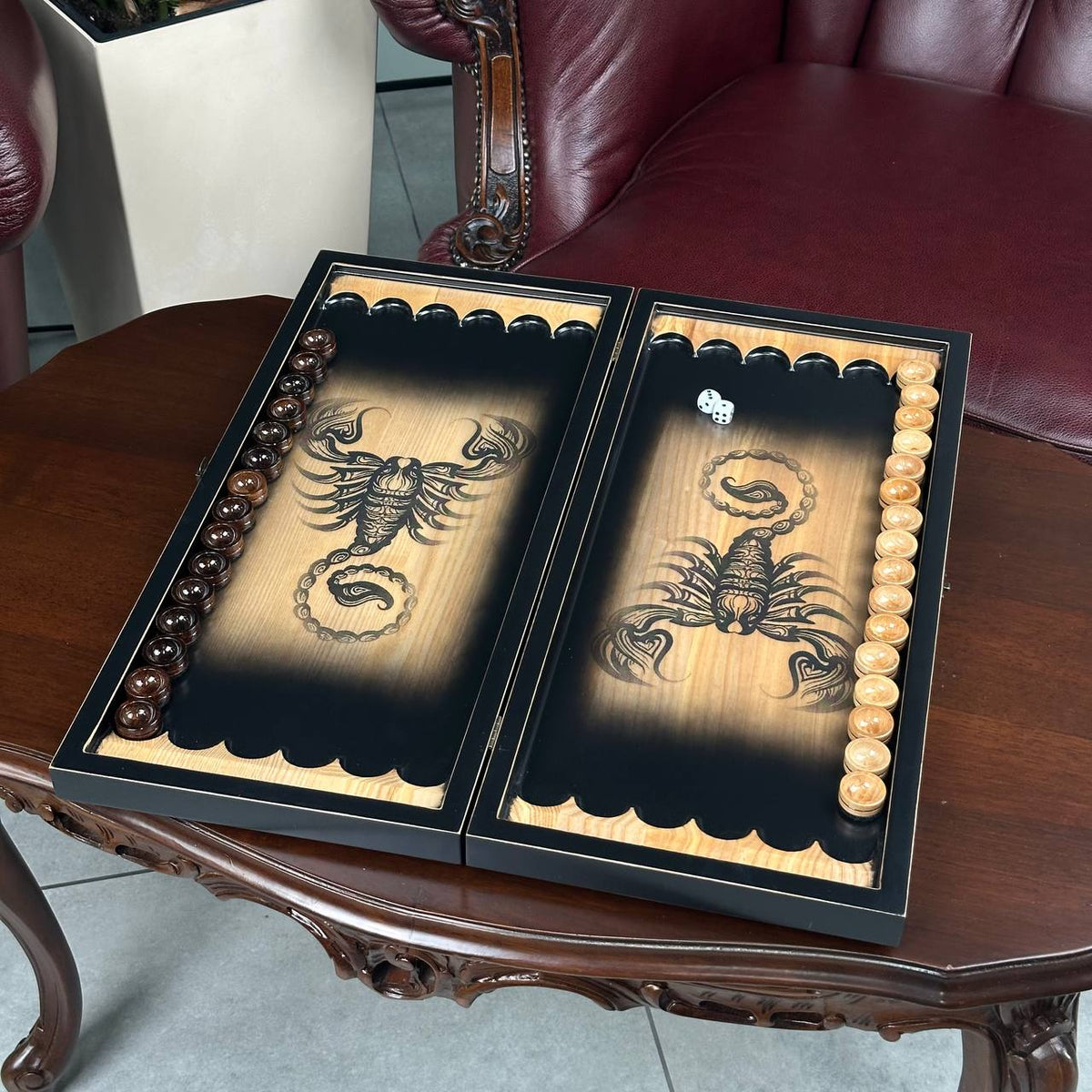 Holz-Backgammon „Skorpion“, 50×23×9 cm. Individuell gestaltet und als Geschenk geeignet.