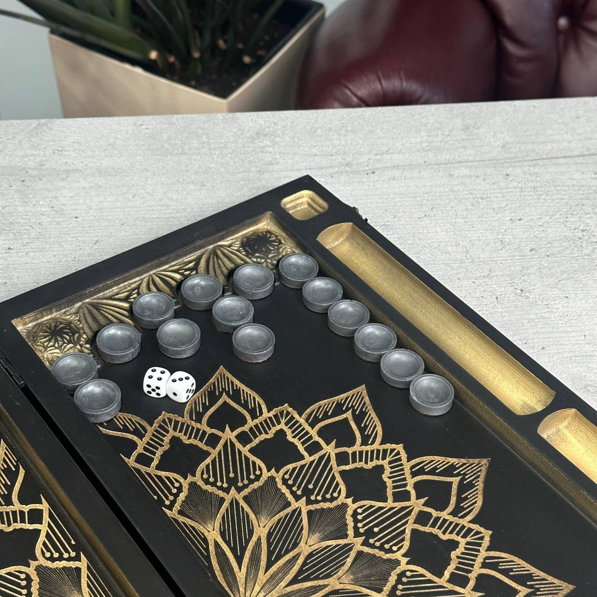 Hölzernes Backgammon-Brettspielset „Dollar“, 46×23×3cm, geschenkfertig und individuell anpassbar.