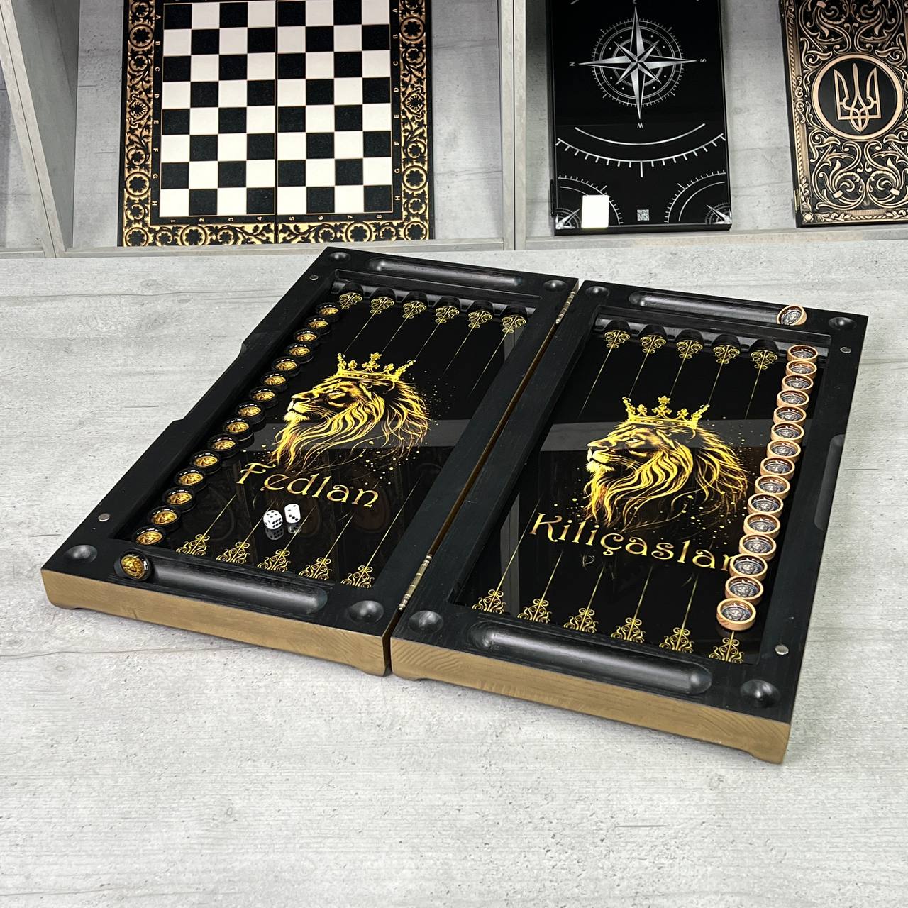 Backgammon en bois artisanal « Lion » avec jetons en résine époxy – Petit, élégant, personnalisable. Prêt à offrir