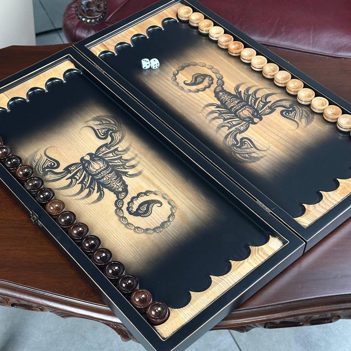 Holz-Backgammon „Skorpion“, 50×23×9 cm. Individuell gestaltet und als Geschenk geeignet.