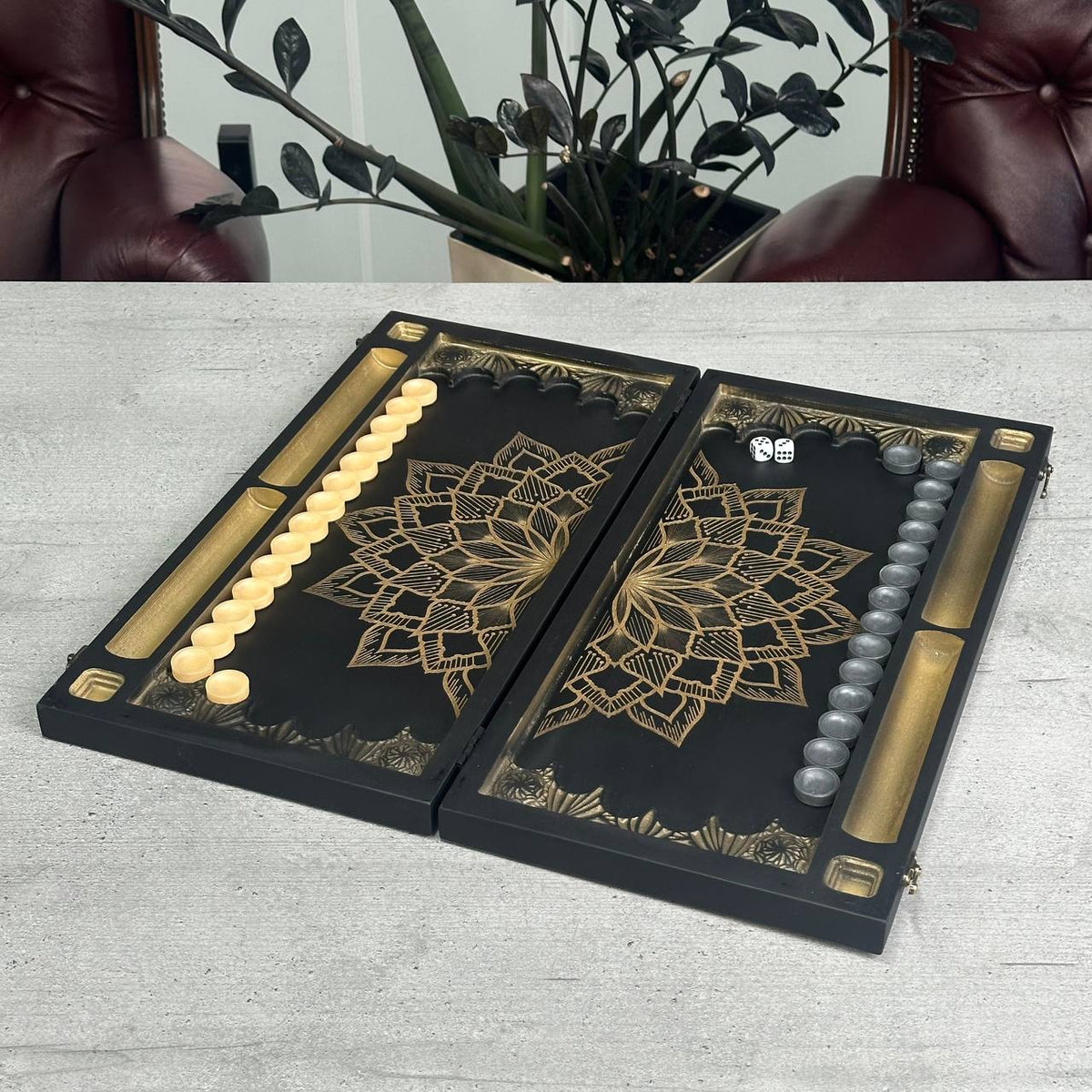 Hölzernes Backgammon-Brettspielset „Dollar“, 46×23×3cm, geschenkfertig und individuell anpassbar.