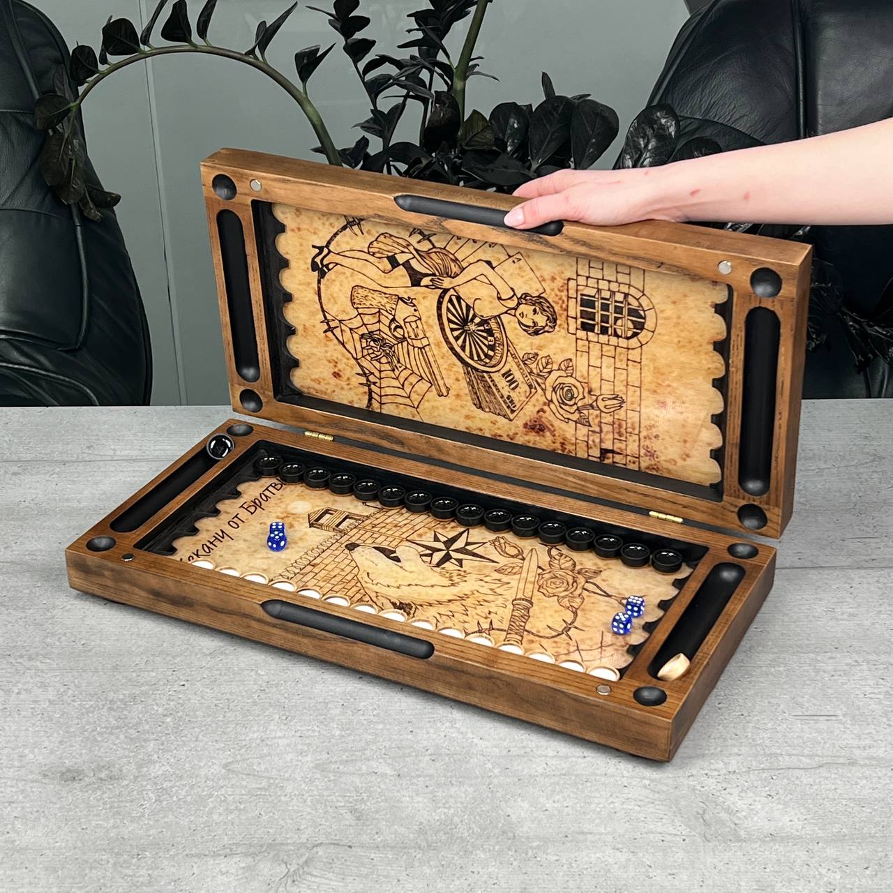 Backgammon en bois artisanal « Lion » avec jetons en résine époxy – Petit, élégant, personnalisable. Prêt à offrir
