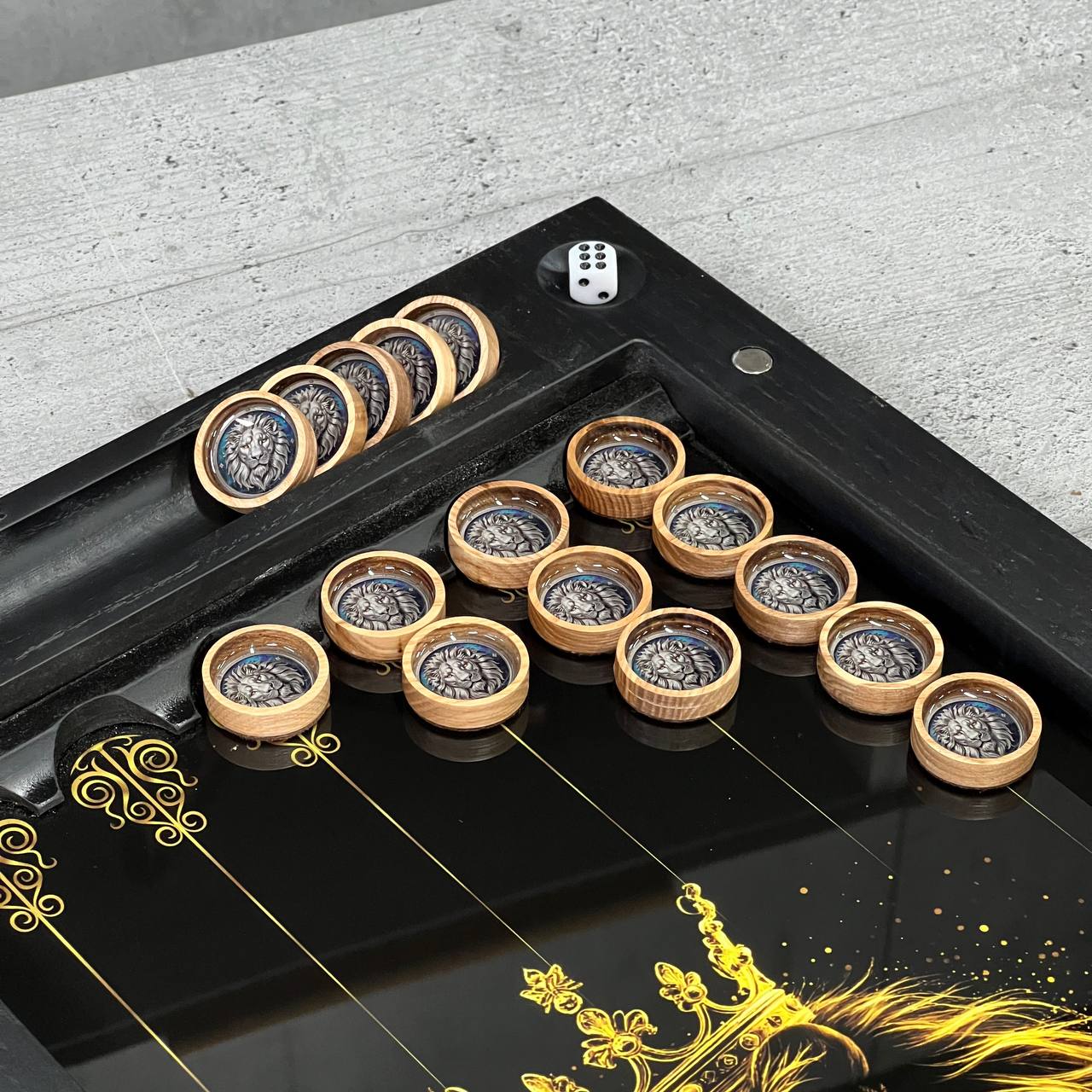 Backgammon en bois artisanal « Lion » avec jetons en résine époxy – Petit, élégant, personnalisable. Prêt à offrir