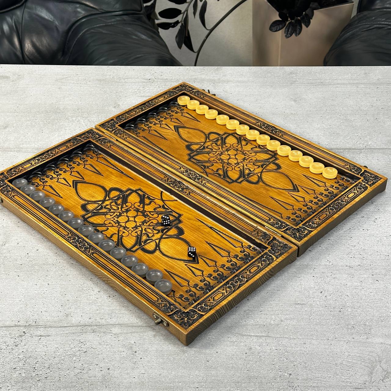 Backgammon en bois exclusif « Vigro Zodiac ». Personnalisable et prêt à offrir